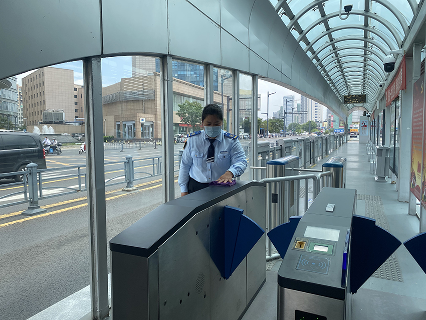 站務(wù)員楊林拾金不昧獲乘客連連感謝