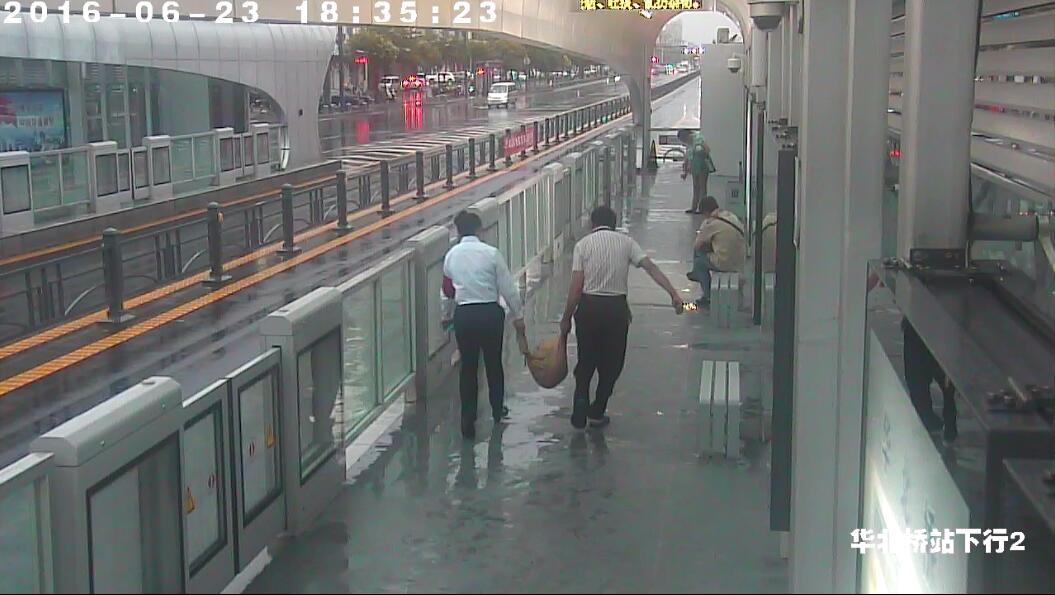 公交快速公司站臺防汛 填堵沙袋保設備安全