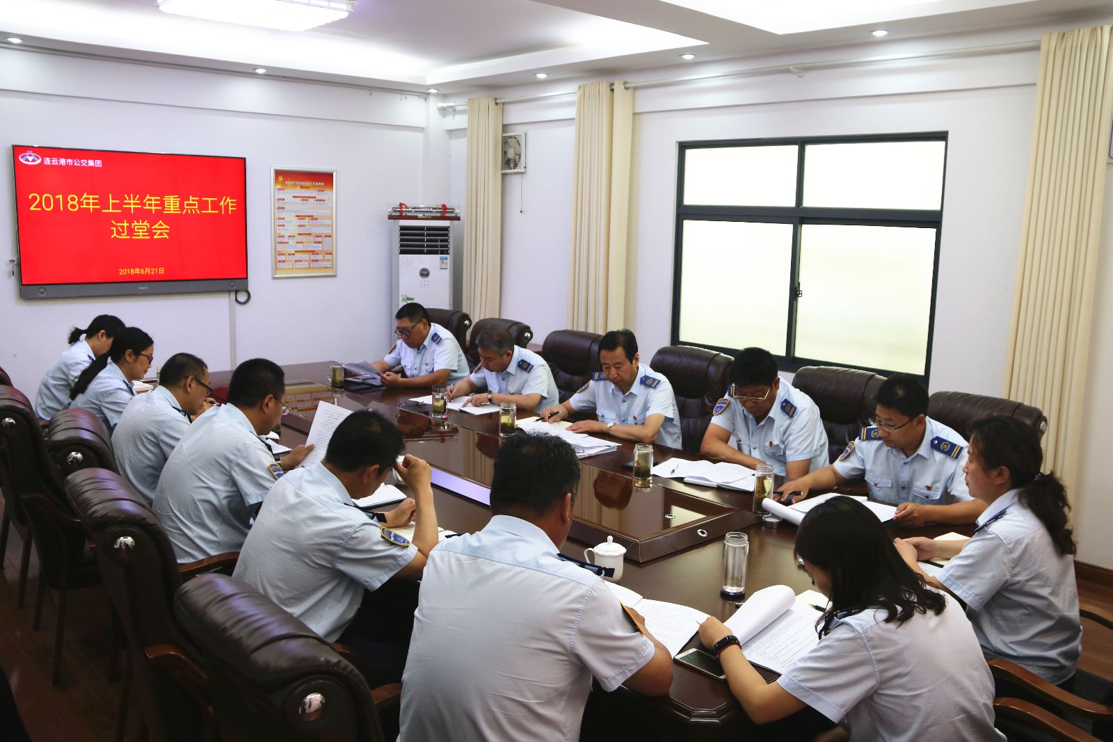 公交集團召開2018年上半年權(quán)屬單位重點工作過堂會