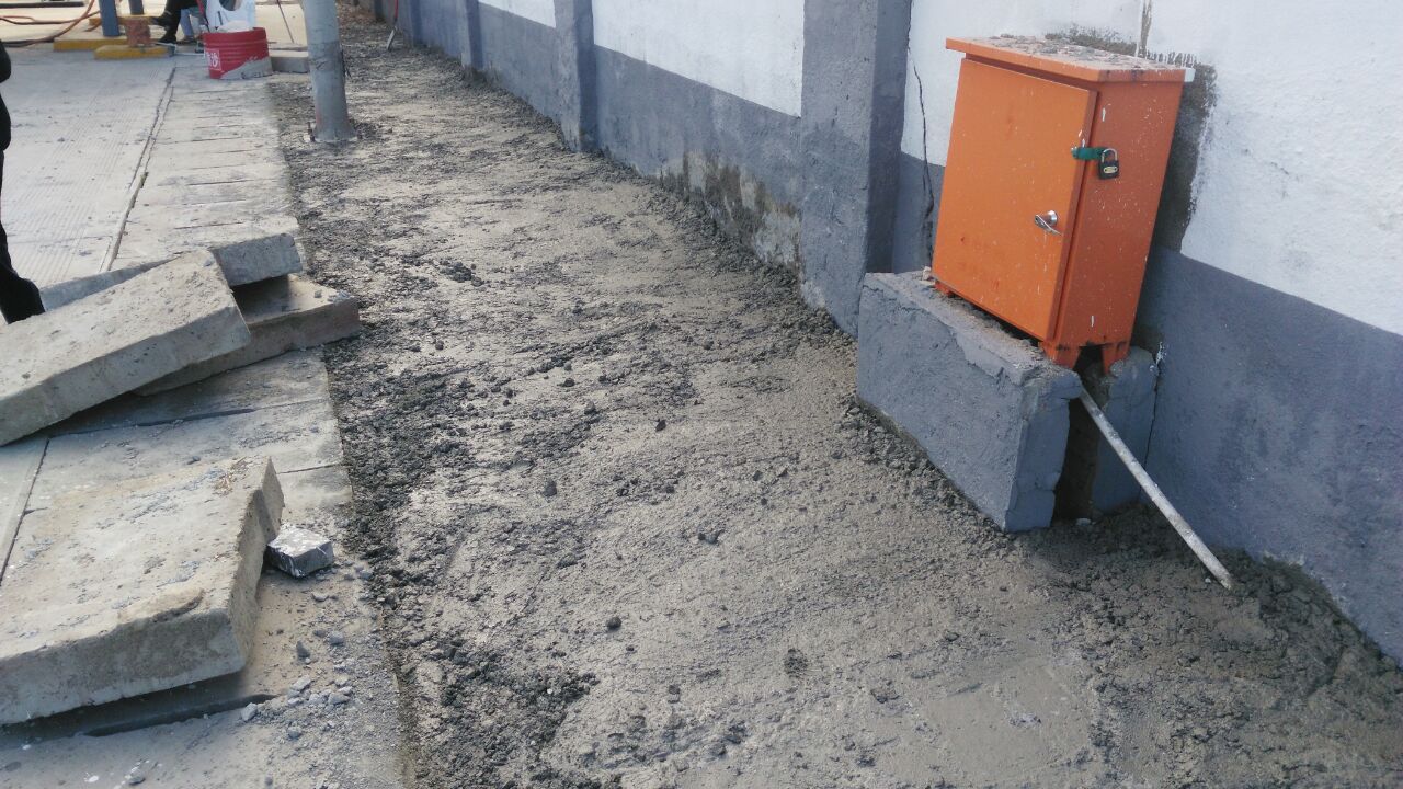 公共快速公司東區車隊鋪水泥地坪做好創衛工作