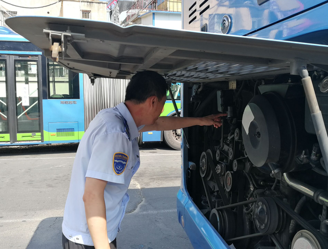 公交集團快速公交公司強化車輛檢查 為創文助力