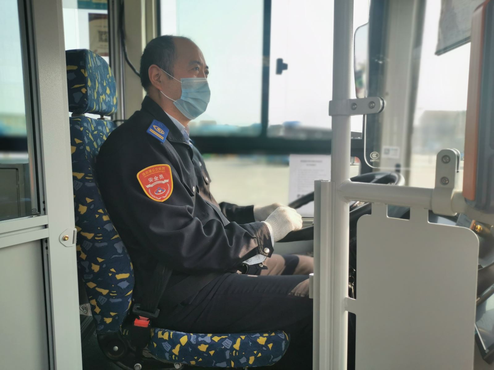 公交集團公交事業(yè)一部21路駕駛員武傳民拾金不昧受表揚