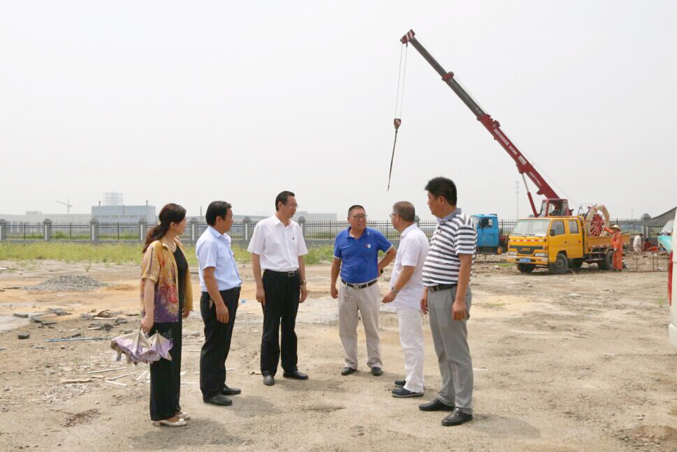 海通公交公司領導班子高溫天氣實地查看場站建設