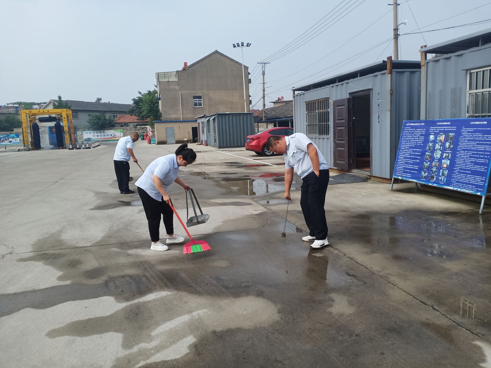 公交集團(tuán)公交事業(yè)一部整治場(chǎng)站衛(wèi)生環(huán)境助力創(chuàng)文創(chuàng)衛(wèi)