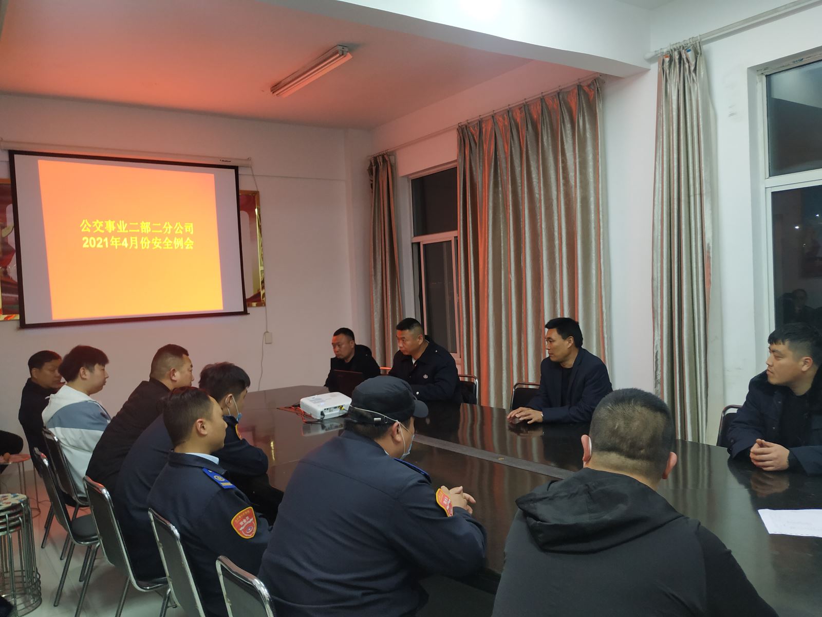 公交集團(tuán)公交事業(yè)二部召開(kāi)駕駛員安全會(huì)