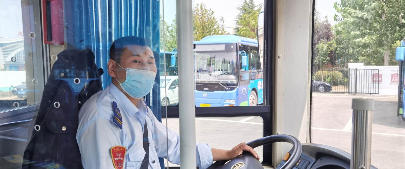 公交集團公交事業一部11路駕駛員楊波拾金不昧受表揚