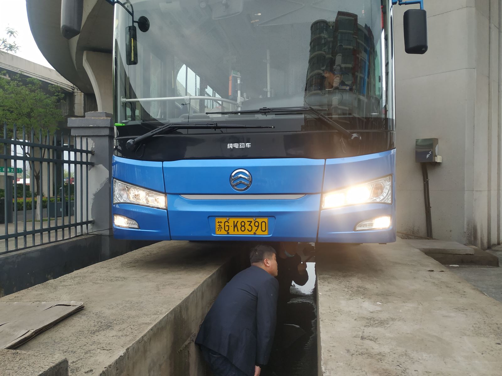 公交集團(tuán)公交事業(yè)二部開(kāi)展“五一”節(jié)前機(jī)務(wù)專項(xiàng)大檢查