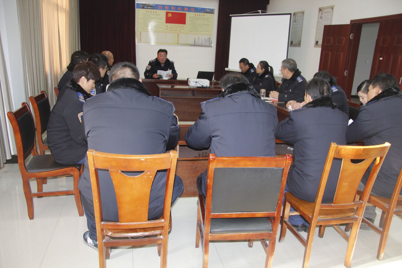 公交維修公司、大浦廠黨支部書記傳達西柏坡之行精神