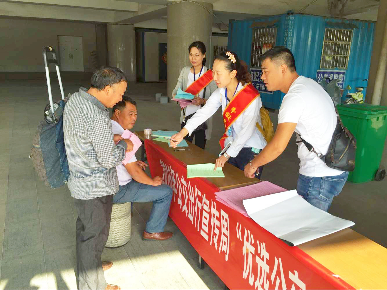 連云港公交集團(tuán)開(kāi)展2016年“公交出行宣傳周”集中宣傳活動(dòng)