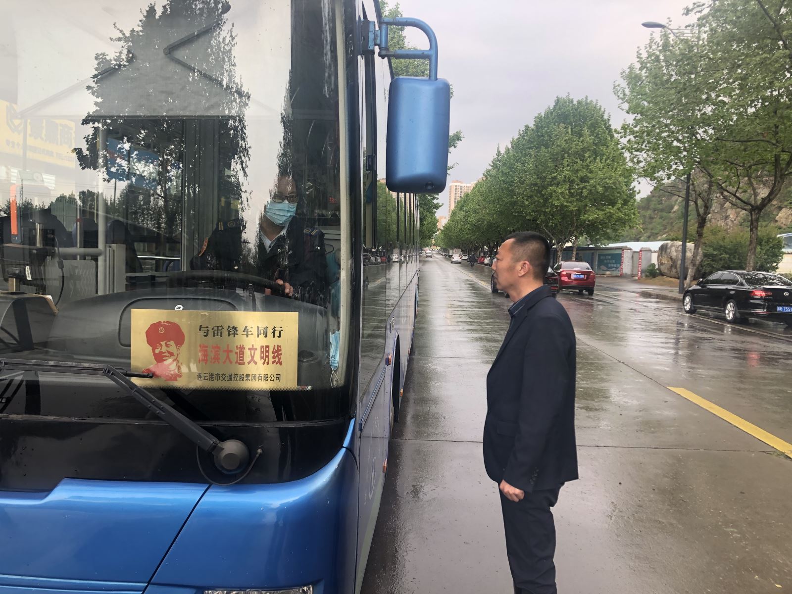 公交集團(tuán)公交事業(yè)二部積極應(yīng)對(duì)暴雨冰雹惡劣天氣