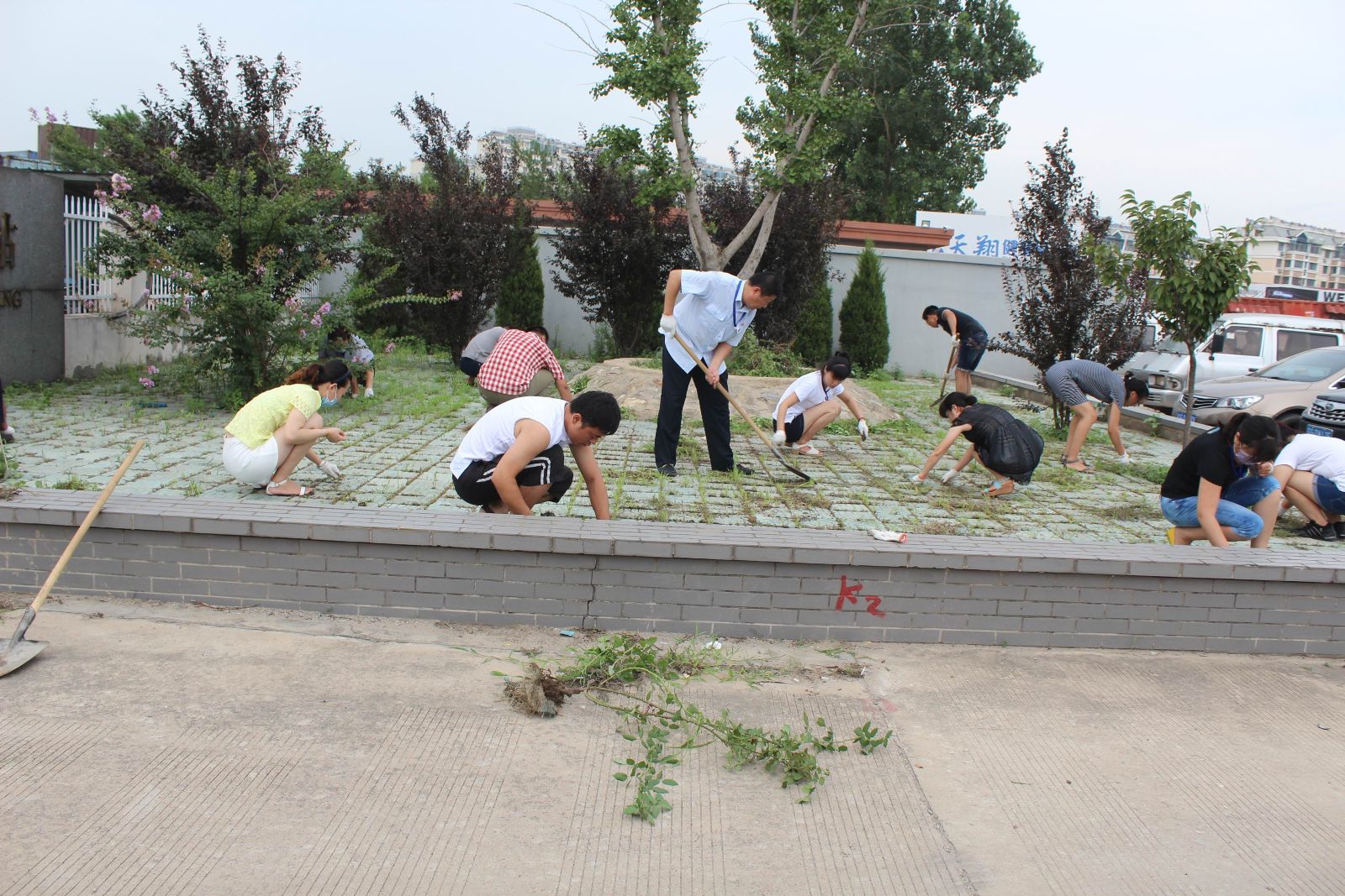 公交東部公司組織職工開展義務(wù)勞動(dòng) 喜迎“八一”建軍節(jié)