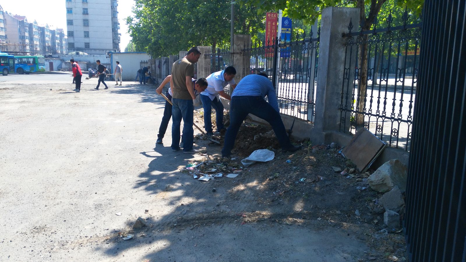 公交東部公司開展園丁小區公交場站平整活動