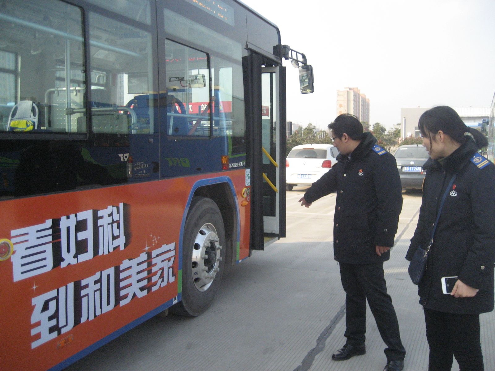 公交傳媒公司開展節前車體廣告檢查工作