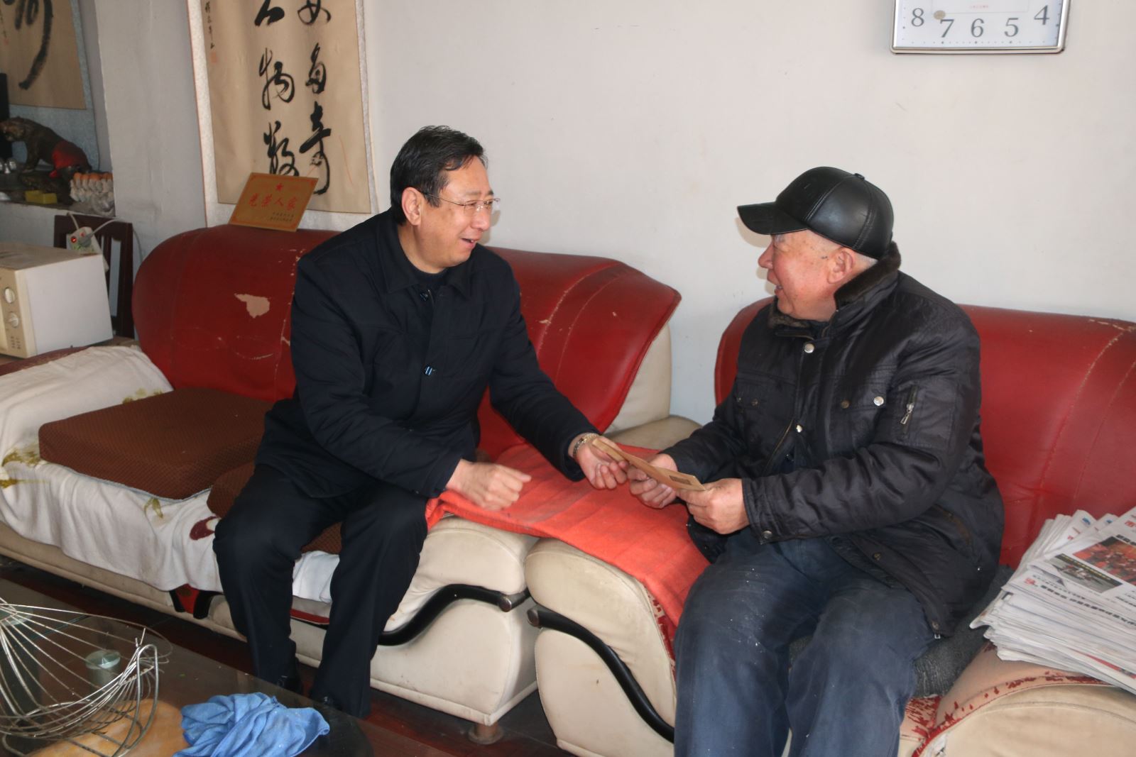 公交集團(tuán)走訪慰問軍轉(zhuǎn)干部和困難黨員