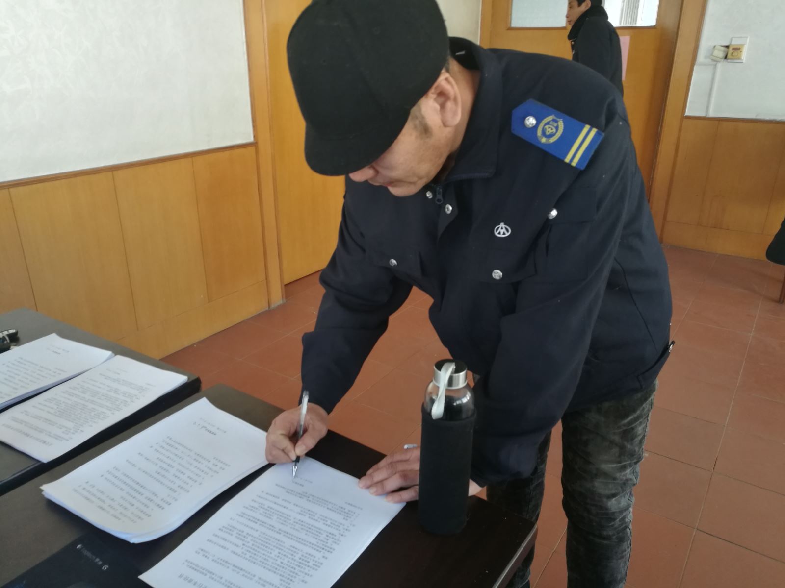 公交集團經營發展事業部組織駕駛員簽訂2019年安全行車責任書