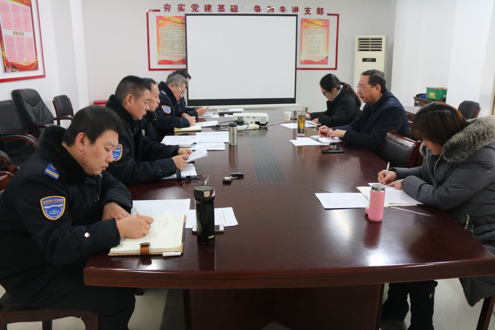 公交集團(tuán)快速公交事業(yè)部召開2018年年度黨員領(lǐng)導(dǎo)干部民主生活會