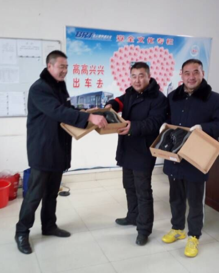 海通公交公司為駕駛員送溫暖發放保暖鞋