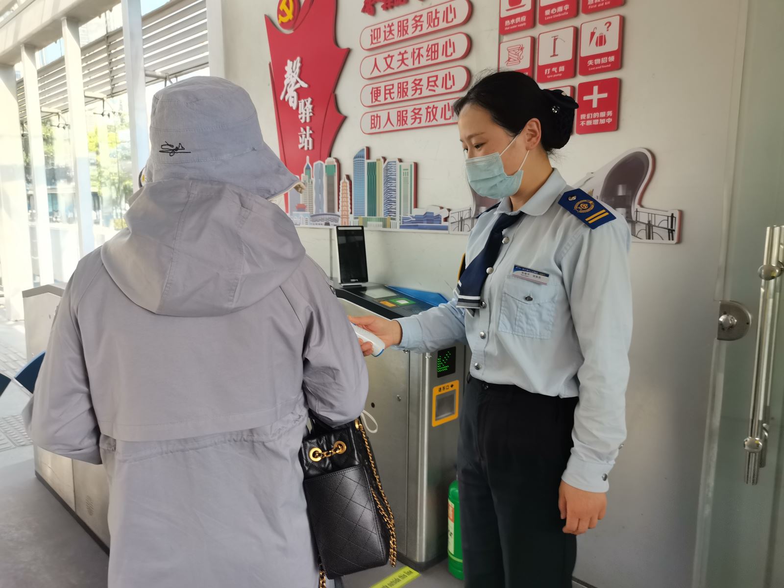 快速公交事業(yè)部站務(wù)員聯(lián)手 幫助乘客找到丟失的手機獲感謝